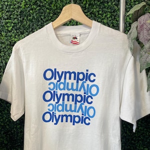 Camiseta vintage de los 90 de los Juegos Olímpicos, talla M // Camiseta blanca básica de verano con estampado deportivo y deletreado, estilo vintage, talla M, estilo vintage, moda mundial, verano, atlético.