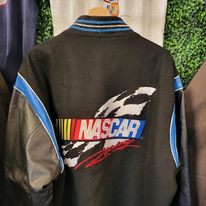 vtg 90-tals NASCAR RACING JACKA XL // svart blå knappar streetwear läderärmar vintage jacka motorsport rutig flagga racerbil lågor