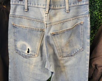 Pantalones vaqueros vintage de los 90 con bolsillos lisos, talla 31 // mezclilla azul, lavado medio claro, corte regular, pierna recta, desgastados, estilo retro vintage, acampanados.