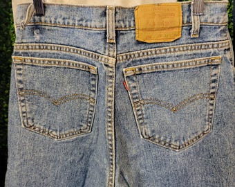 Pantalones vaqueros Levi's 550 Red Tab de los 90, talla 32 // mezclilla azul, lavado medio claro, pierna recta, estilo casual retro vintage Strauss, California