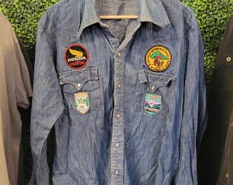 Vintage 70-tals JEANSKJORTA MED LAPPAR OCH KNAPPLÄGGNING Stor // Blekblå denim motorcykel biker Honda nationalparker minimalistisk streetwear vintage