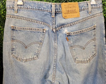 Pantalones vaqueros vintage LEVIS 550 con etiqueta naranja de los años 80, talla 36 // denim de algodón azul, lavado medio claro, desgastado, desteñido, corte relajado, pierna recta, estilo vintage.