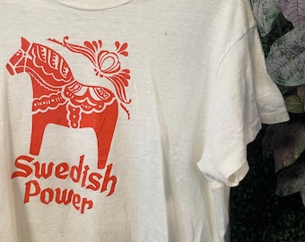 VTG 70s ZWEEDSE POWER HORSE Tee groot//vintage Dala Fashion T-shirt Hanes witte toeristische bestemming echte Europese Zweden Ikea reizen grappig