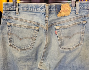 Pantalones vaqueros Levi's 501 Red Tab de los 90, talla 36 // Denim de algodón azul, lavado medio claro, pierna recta, corte regular, estilo retro vintage.