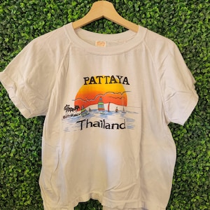 Camiseta vintage de los años 70 PATTAYA THAILAND CROPPED Talla L // Camiseta vintage fina con estampado multicolor de destino Asia playa puesta de sol para turistas vacaciones