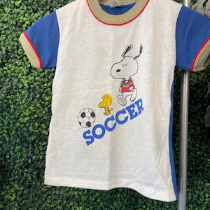 vtg 70s YOUTH SNOOPY TSHIRT // vintage fashion child kids baby cartoon peanuts Charlie Brown tee soccer sports Woodstock beige ringer true