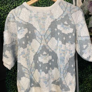 Suéter vintage de manga corta con estampado floral de los 90, talla S // Moda vintage, punto grueso, estampado loco, blanco, azul, lindo, biblioteca, abuela, estilo otoño, suave, golf