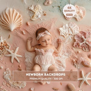 Op de afbeelding: Een pasgeboren baby ligt vredig op een roze zandige ondergrond, omringd door schelpen en zeesterren. De baby draagt een witte outfit en een bijpassende hoofdband. De afbeelding is gelabeld met "NEWBORN BACKDROPS" en "PREMIUM QUALITY - 300 DPI".