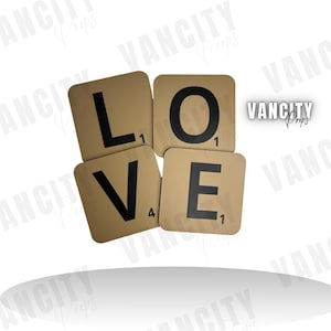 Puede incluir: Cuatro baldosas cuadradas que deletrean la palabra "LOVE" en letras negras. Las baldosas son de color beige con números negros en las esquinas. Las baldosas están dispuestas para crear una exhibición decorativa.