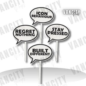 Puede incluir: Cuatro accesorios de fotomatón con burbujas blancas y texto negro. Las burbujas dicen "ICON BEHAVIOUR", "REGRET NOTHING", "STAY PRESSED" y "BUILT DIFFERENT".