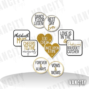 Puede incluir: Un conjunto de accesorios para fotomatón de boda con varios diseños de texto. Los accesorios incluyen círculos, cuadrados y formas de corazón con frases como "El mejor día", "I Do Crew" y "Para siempre y siempre". Los accesorios son blancos, dorados y negros.