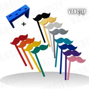 Puede incluir: Una colección de accesorios de fotomatón de bigote de colores con palos, que incluyen rojo, naranja, amarillo, verde, negro, dorado, blanco, gris, turquesa, azul, morado y rosa. También se incluye un soporte azul para accesorios. El texto "Vancity Props" es visible.