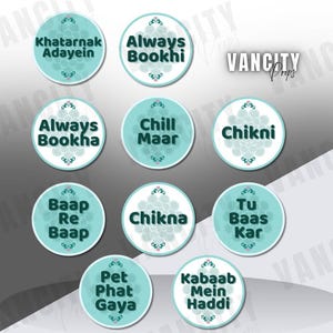 Puede incluir: Un conjunto de pegatinas redondas con diseños turquesa y blancos. Cada pegatina presenta una frase única en texto verde oscuro en negrita. Las frases incluyen "Khatarnak Adayein", "Always Bookhi", "Always Bookha", "Chill Maar", "Chikni", "Baap Re Baap", "Chikna", "Tu Baas Kar", "Pet Phat Gaya" y "Kabaab Mein Haddi".