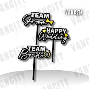 Puede incluir: Tres accesorios negros para fotomatón con texto blanco. Los accesorios dicen "TEAM Groom" con una pajarita amarilla, "HAPPY Wedding" con corazones amarillos y "TEAM Bride" con un anillo amarillo. Accesorios para una boda.