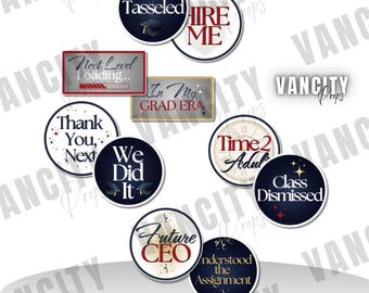 Puede incluir: Una colección de pegatinas y letreros con temática de graduación. Los diseños incluyen frases como "Tasseled", "Hire Me", "Next Level Loading", "In My Grad Era", "Thank You, Next", "We Did It", "Time 2 Adult", "Class Dismissed", "Future CEO" y "Understood the Assignment".