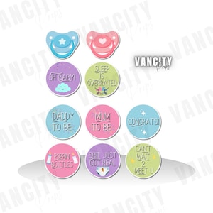 Puede incluir: Un conjunto de accesorios para baby shower, que incluye dos chupetes y distintivos circulares con frases como "Oh Baby!", "Daddy to Be" y "Poppin' Bottles". Los accesorios son de colores pastel.