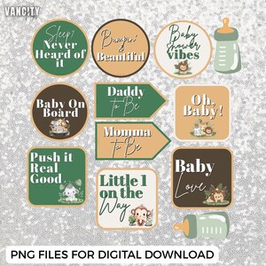 Puede incluir: Un conjunto de archivos PNG de descarga digital para un baby shower. Los diseños incluyen varias formas con frases como "Baby Shower Vibes", "Daddy To Be" y "Baby Love". La paleta de colores presenta verde, marrón y beige.