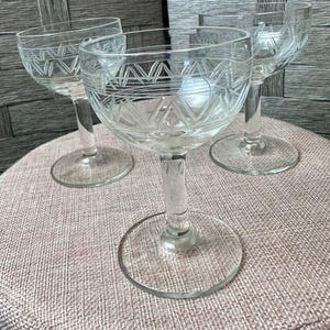 Zeldzame antieke Anchor Hocking-likeurglazen uit het midden van de eeuw – set van 3 | Geëtst ontwerp | Handgeblazen | 4" hoog