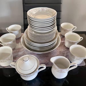 Rare 30-Piece Regal Diamond China Dinnerware Set – Made in Japan – Like New Condition
