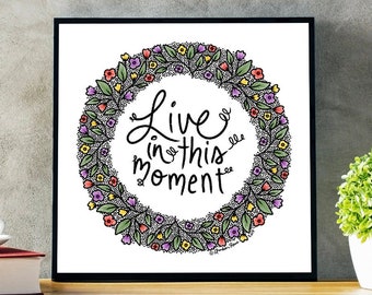 Leef in dit Moment | Geïllustreerd citaat | Inspirerende woorden | Digitale handgetekende mooie bloemenkrans | Kunst aan de muur