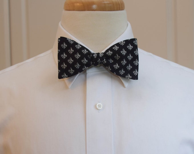 Bow Tie, black/white fleur de lys bow tie, wedding party tie, groom/groomsmen bow tie, classy tuxedo accessory, black/white bow tie