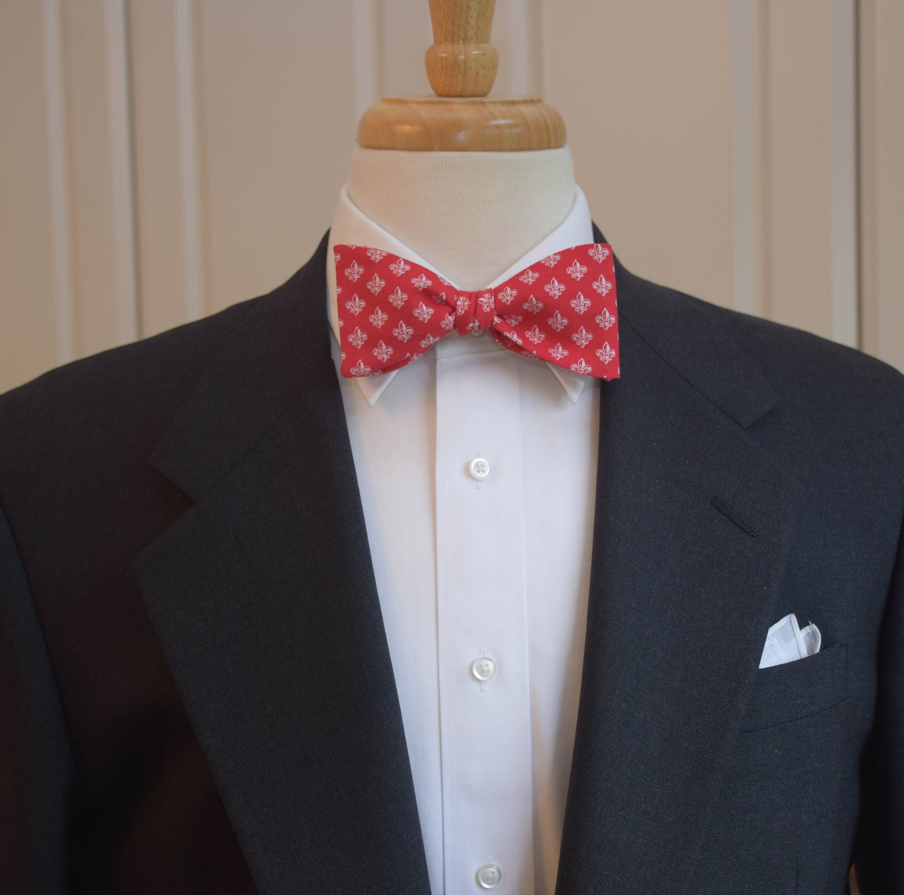 Bow Tie, red/white fleur de lys bow tie, wedding party tie, groom ...