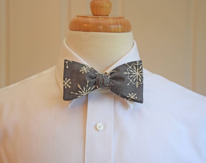 Bow Tie, grey/ivory snowflakes bow tie, Christmas bow tie, holiday bow tie, winter bow tie, snow flake bow tie, charcoal/ivory bow tie