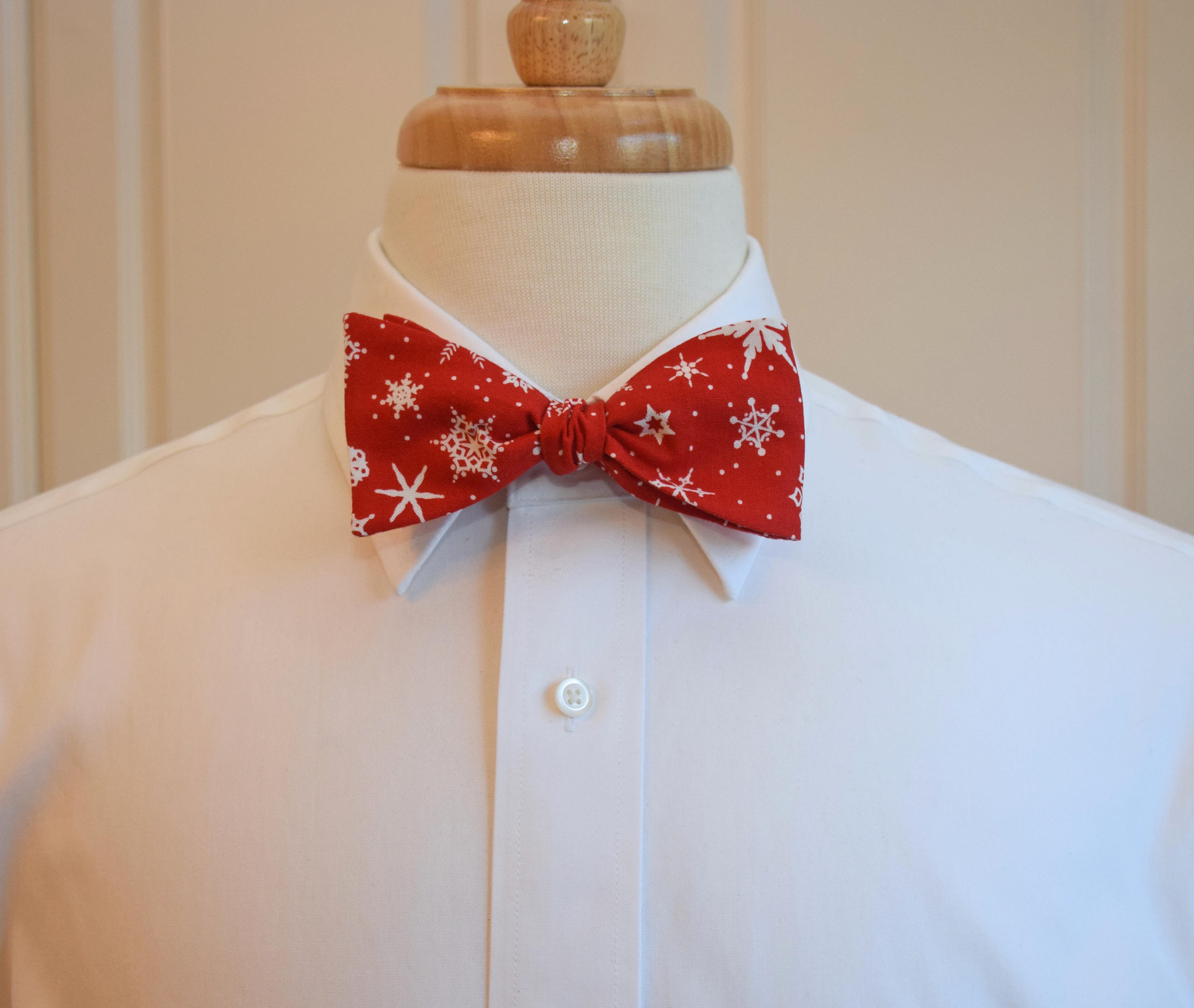 Men's Bow Tie, red/white snowflakes, scarlet bow tie, Christmas bow tie