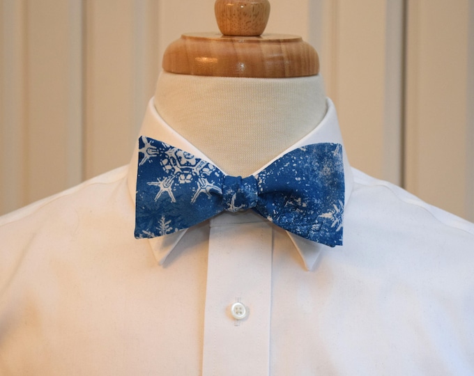 Bow Tie, blue/white snowflakes, holiday bow tie, Hanukkah bow tie, blue Christmas bow tie, holiday party bow tie, blue winter bow tie