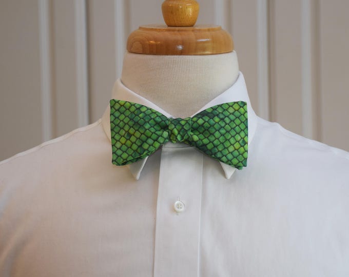 Bow Tie, green, snakeskin print, dragon scales, zoo wedding bow tie, groomsmen gift, groom bow tie