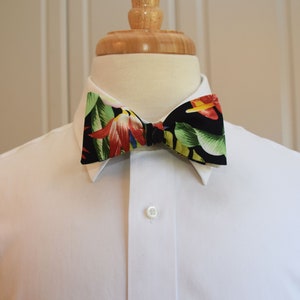 Bow Tie, Hawaiian print bow tie, black/green/pink/red floral bow tie , tropical bow tie, wedding bow tie, groom/groomsmen bow tie,