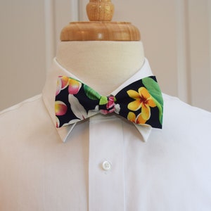 Floral Hawaiian Print Bow Tie: Tropical Wedding Groom Groomsmen