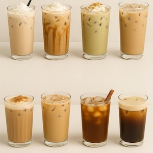 Puede incluir: Ocho vasos altos llenos de bebidas de café helado. Las bebidas varían en color, desde marrón claro hasta marrón oscuro, con ingredientes como crema batida, salsa de caramelo y canela. Una bebida tiene una vaina de vainilla y otra un palito de canela.