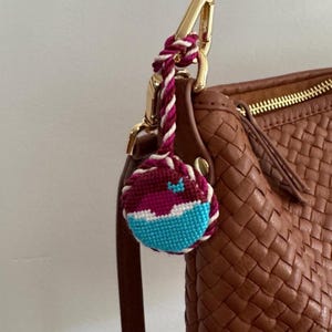 Lienzo bordado de la Biblioteca Libby: Charm para bolso para amantes de los libros