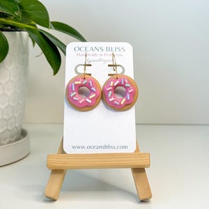 Pink Frosted Donut Earrings - Sprinkle Donut Dangle Earrings - Polymer Clay – Hypoallergenic, Lightweight - Cute Food Earrings - Retro Donut