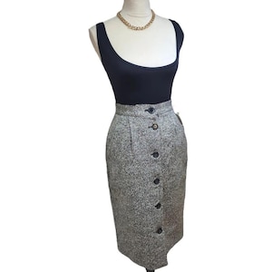 Liz Claiborne. Vintage, Black & White wool blend pencil skirt w/ pockets. Size 4