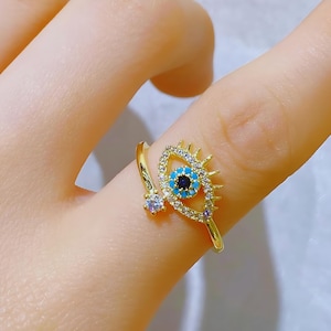Anillo de oro con ojo malvado: joyería bohemia de cristal