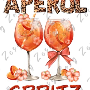 Può includere: Illustrazione digitale di due cocktail Aperol Spritz in calici, guarniti con fette d'arancia e fiori. La parola "APEROL" è in glitter arancione con accenti leopardati, e "SPRITZ" è in glitter rosso.