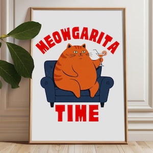マルガリータと一緒にソファに座っている遊び心のある太った猫 - 目を引く赤い文字が書かれた青とオレンジの鮮やかな色のイラスト