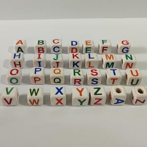 Lote de 100 cuentas de cubo de 9 mm de cerámica con letras del alfabeto, nombres, palabras iniciales, colgante ABC, espaciador, arte peruano nuevo, Perú Tú eliges