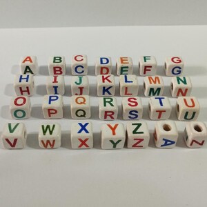 1000 Perline Acriliche Colorate Con Alfabeto Luminose 4x7 Mm - Kit Fai Da Te Per Creare Gioielli Personalizzati, Bracciali E Collane Con Nomi