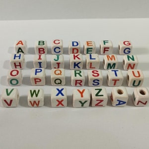 1000 Perline Acriliche Colorate Con Alfabeto Luminose 4x7 Mm - Kit Fai Da Te Per Creare Gioielli Personalizzati, Bracciali E Collane Con Nomi