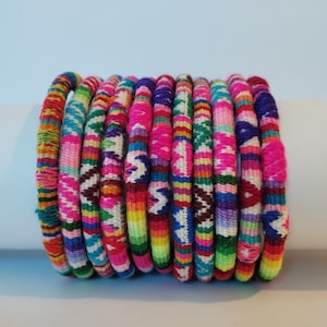 Pulsera peruana, Brazalete de tela de Manta natural peruana, Arte étnico hecho a mano en Perú