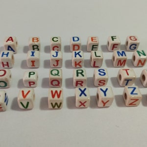 Lote 100 Cubo de Cuentas 6mm Letra de Cerámica Nombres del Alfabeto Palabras Iniciales ABC Colgante Encanto Espaciador Letra de Cerámica Peruana Arte Perú Usted elige