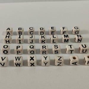 Lote 100 Cubo de Contas 6mm Preto e Branco Letras de Cerâmica Nomes do Alfabeto Palavras Iniciais ABC Pingente Charme Espaçador Contas Peruanas Arte Peru Você escolhe