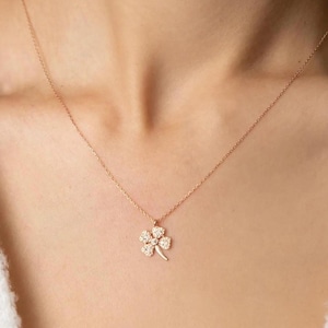 Delicado collar de trébol de cuatro hojas: amuleto de la suerte en plata de ley y oro.