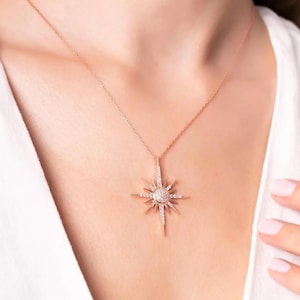 Collier boussole étoile du Nord en or rose : pendentif céleste délicat en cz