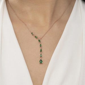 Elegante groene edelsteen druppelketting - sierlijke gouden Y-vormige hanger voor dames, perfect voor speciale gelegenheden en unieke cadeaus