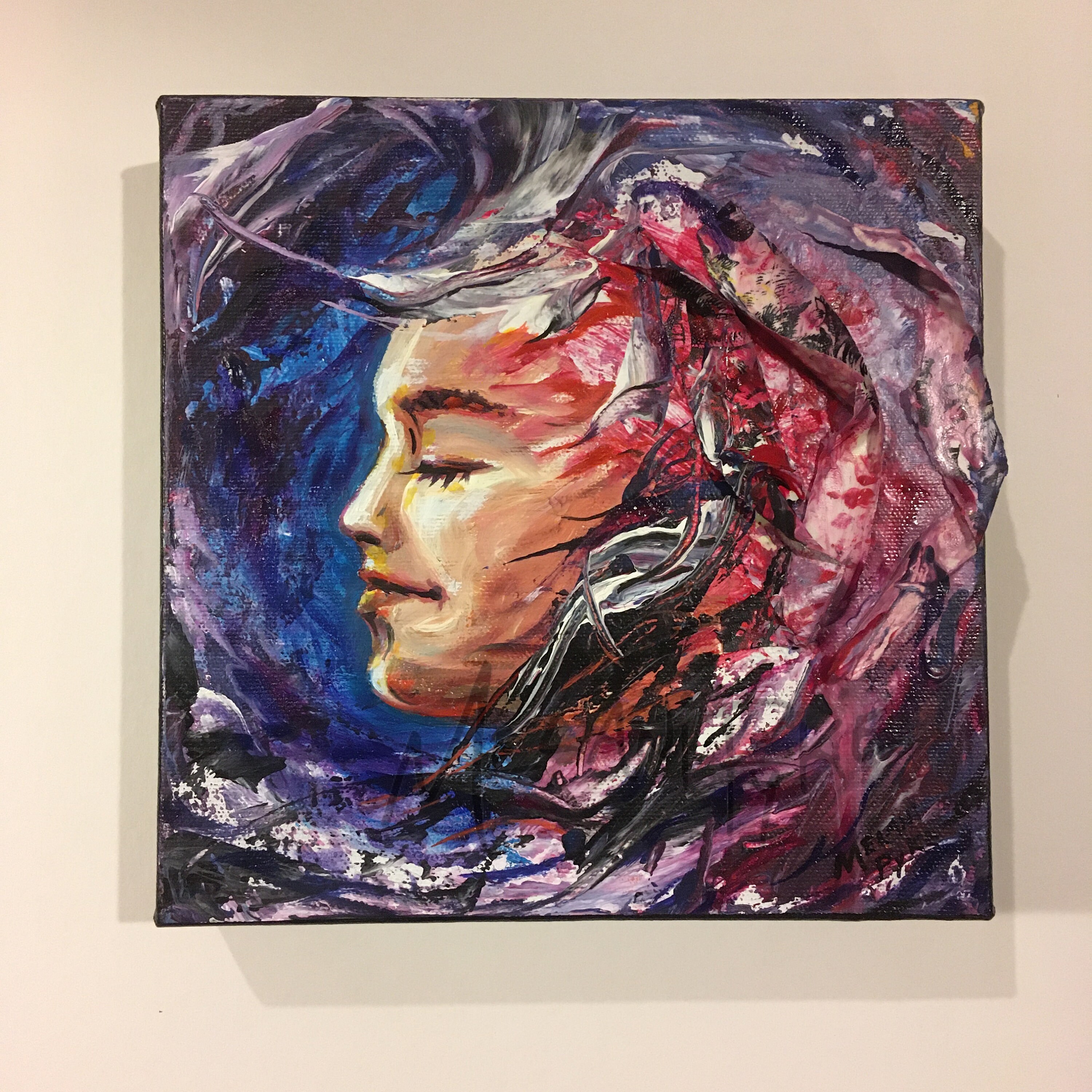 風になびく長い髪を持つ若い女性の抽象的な横顔の肖像画、青紫、混合