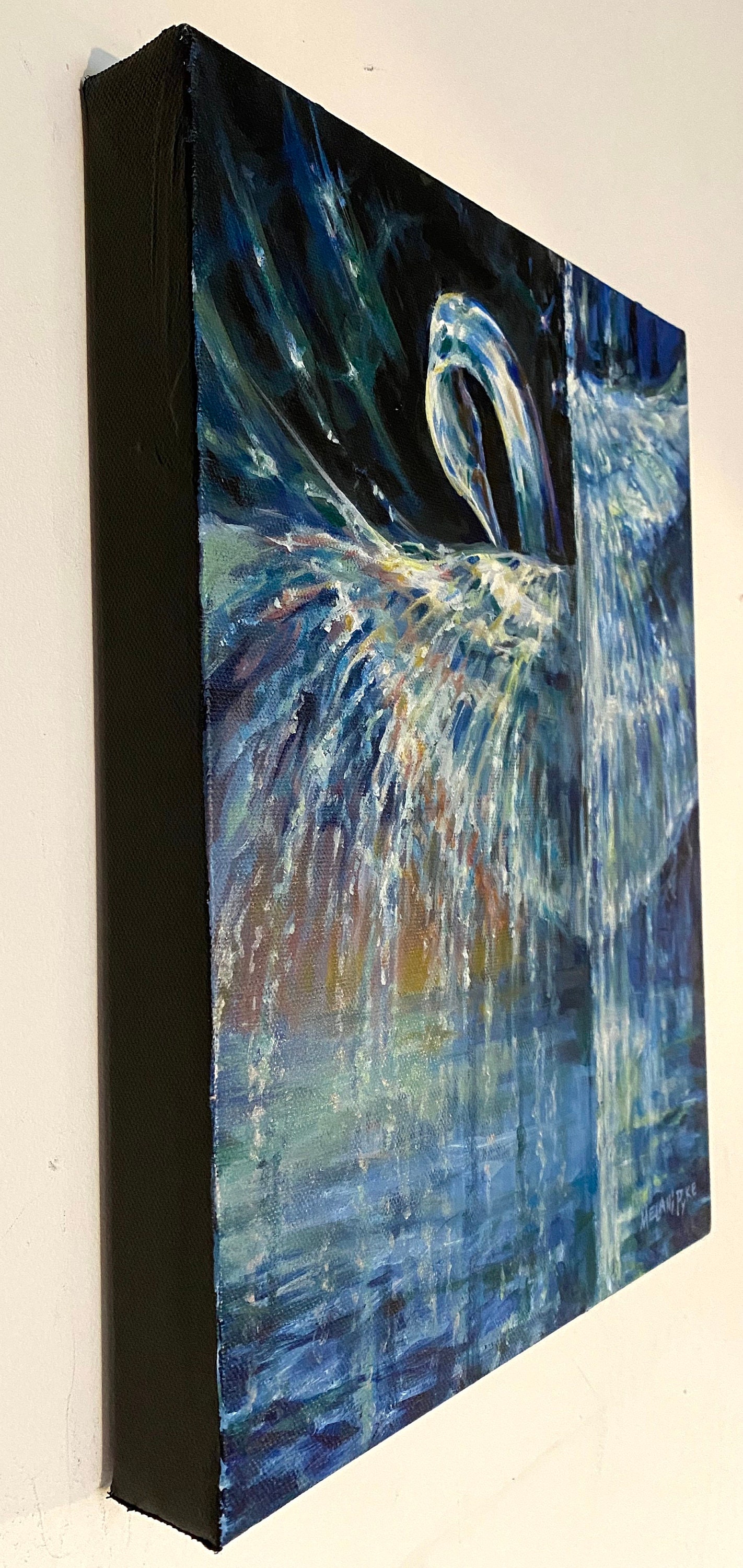 未知の海の白鳥 - 夜空に浮かぶ滝のように海の上を飛ぶ鳥のオリジナル